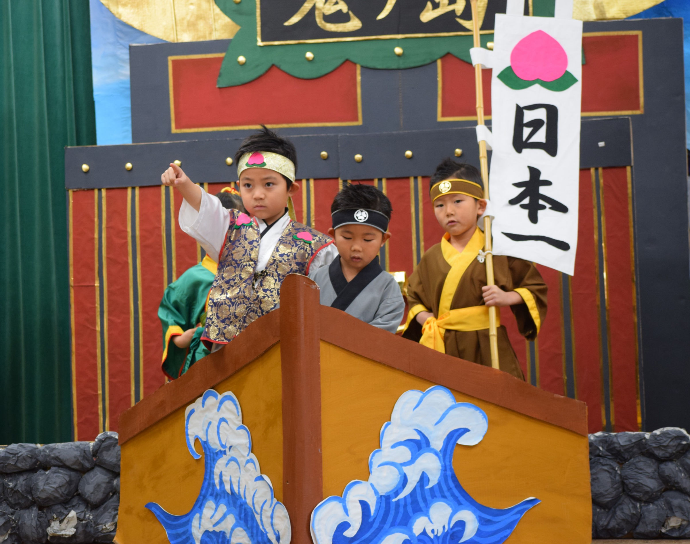 舞台で発表する園児たち
