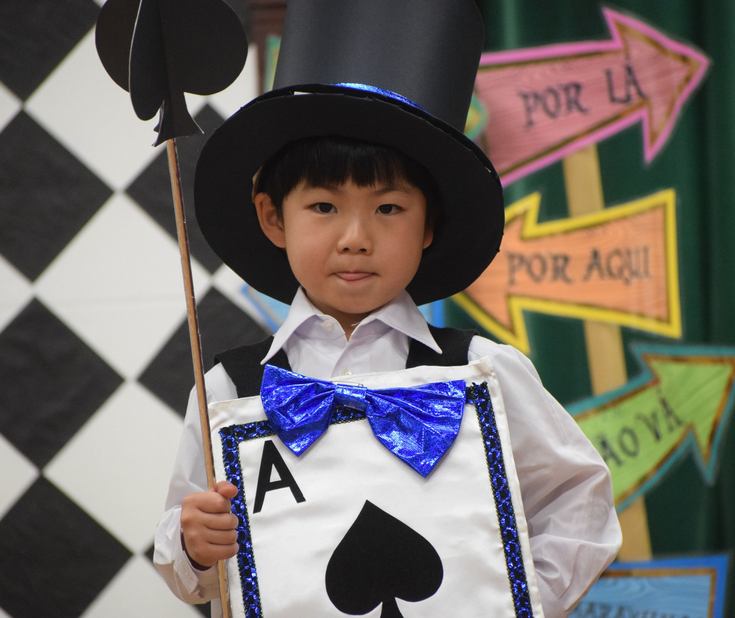衣装を着て発表する園児
