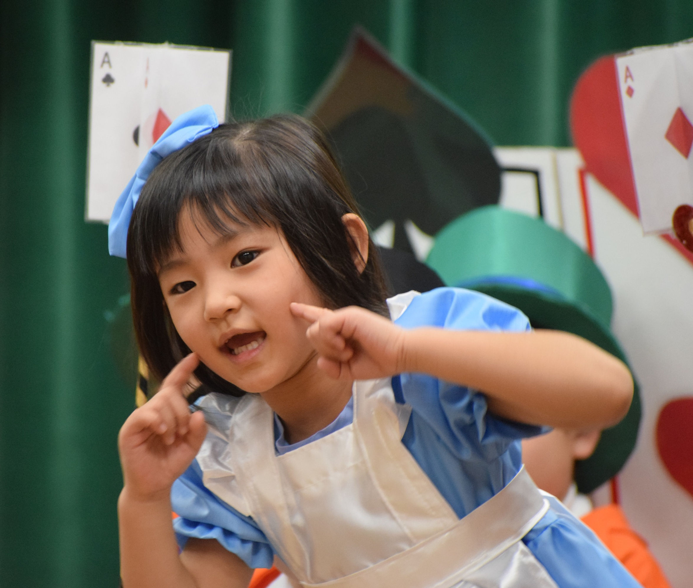 舞台で笑顔を見せる園児