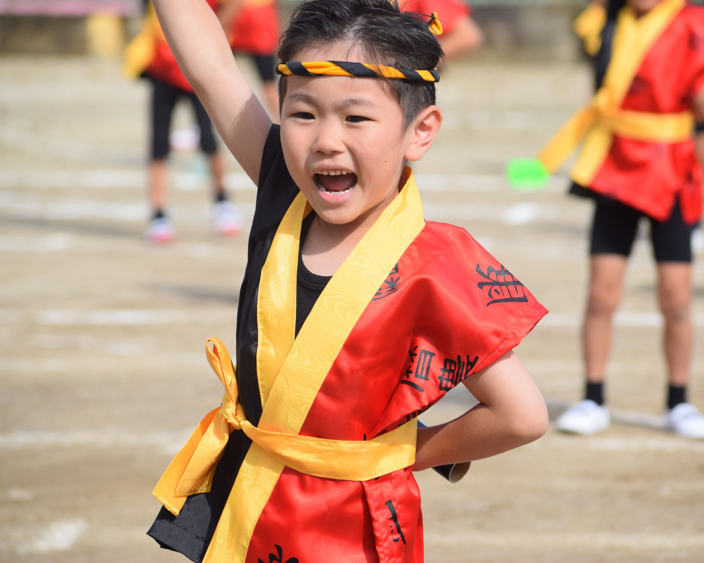 園庭で元気に踊る園児