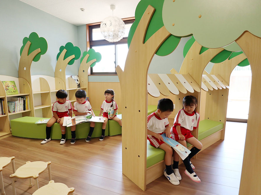 森をイメージした図書ルームで過ごす子どもたち